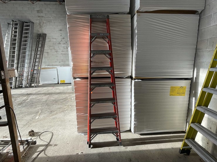 #2773-•-titan-8'-fiberglass-ladder-image-4