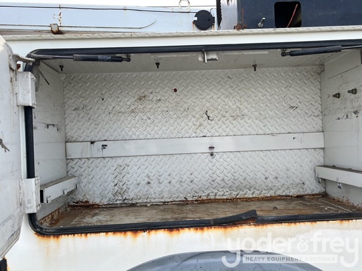 2007-kenworth-t300-image-32