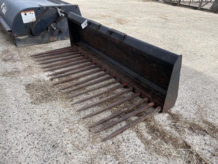 bobcat-72"-universal-attach-manure-bucket-image-1