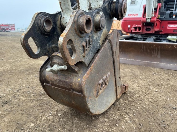 2021-takeuchi-tb240-image-12