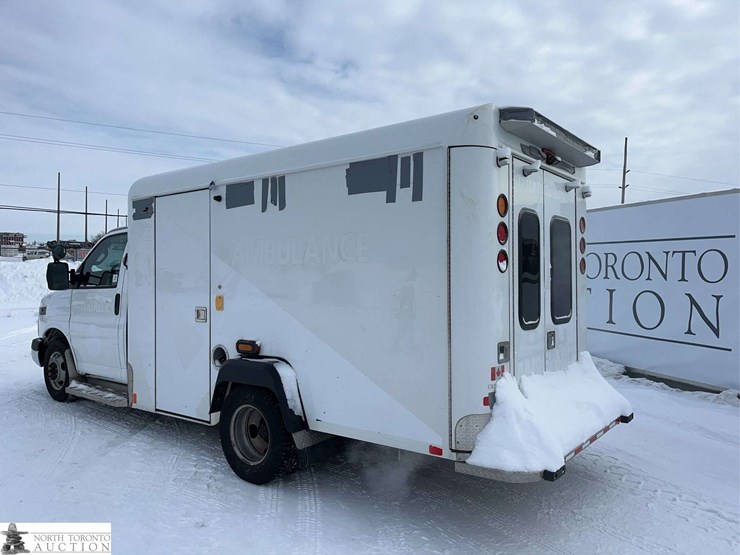 2016-chevrolet-express-g3500-image-2