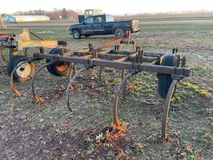 landoll-10-shank-3pt-hitch-chisel-plow---no-welds-or-cracks.-image-3