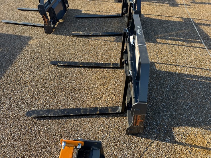 #7864-•-mini-skid-steer-pallet-forks-image-3