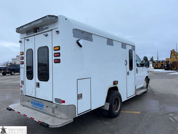 2016-chevrolet-express-g3500-image-3