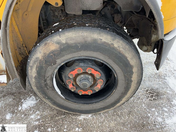 2011-freightliner-m2-106-image-9