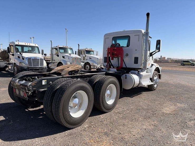 2013-peterbilt-567-image-4