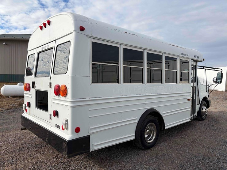 2005-chevrolet-bus-image-3