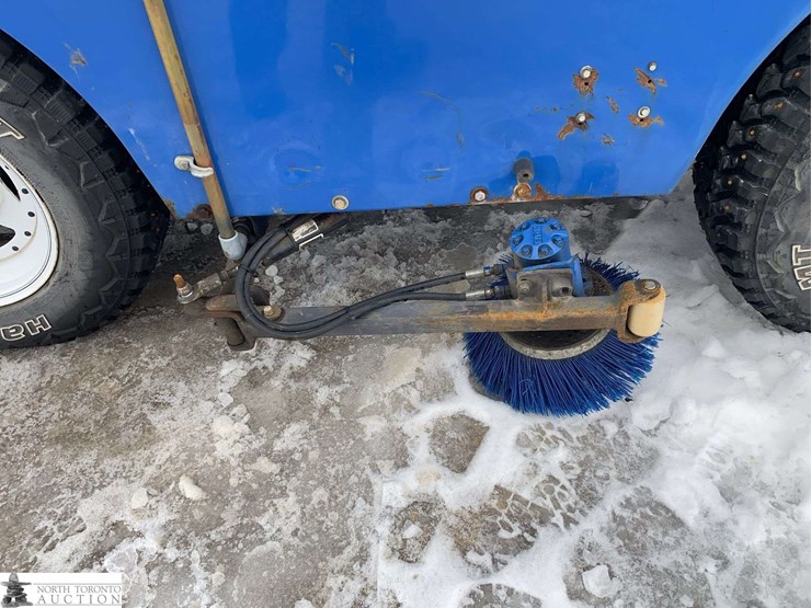 2010-zamboni-445-image-25