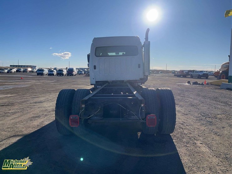 2005-freightliner-m2-106-image-7