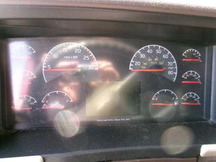 2014-volvo-vnl64t780-image-34