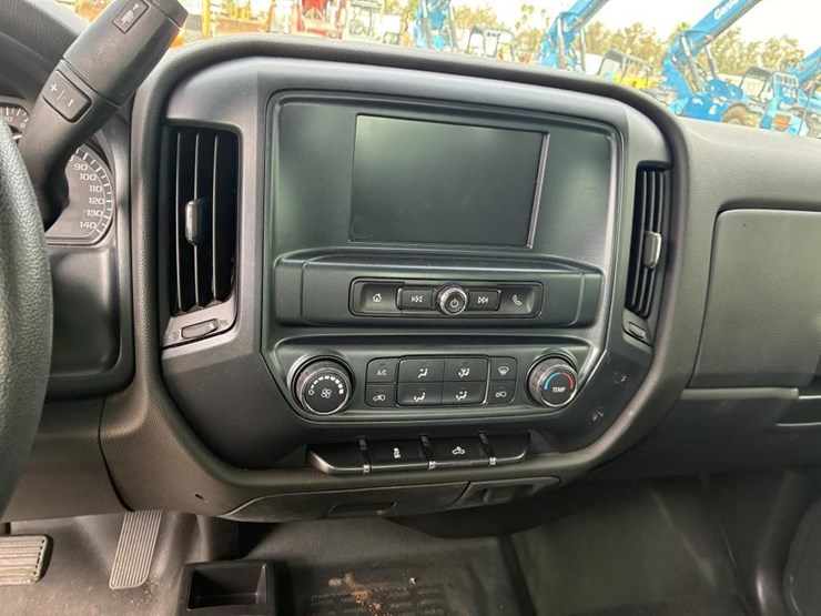 2018-chevrolet-silverado-crew-cab-image-13