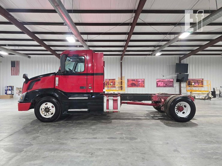 2017-volvo-vnl42300-image-5