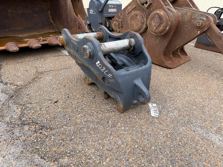 #7807-•-jkb-quick-coupler-for-excavator-bucket-image-1