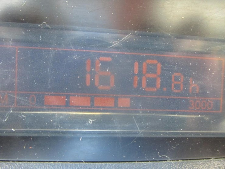 2019-case-cx37c-image-11