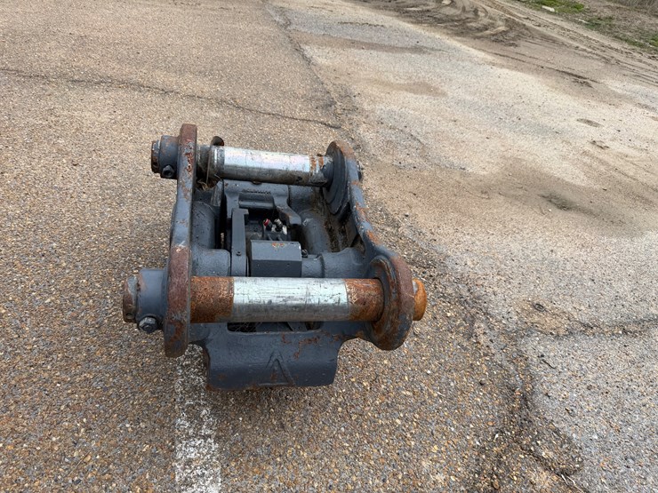 #7807-•-jkb-quick-coupler-for-excavator-bucket-image-5