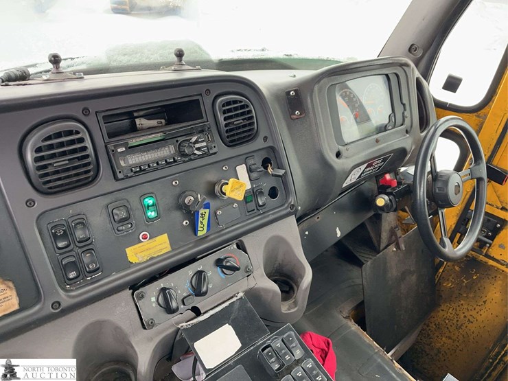 2018-freightliner-m2-106-image-19