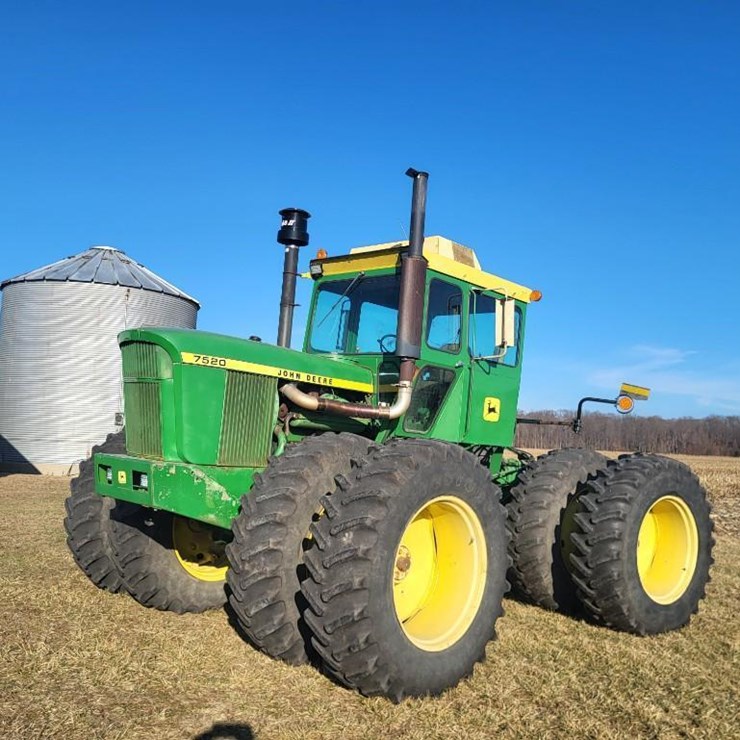 JOHN DEERE 7520