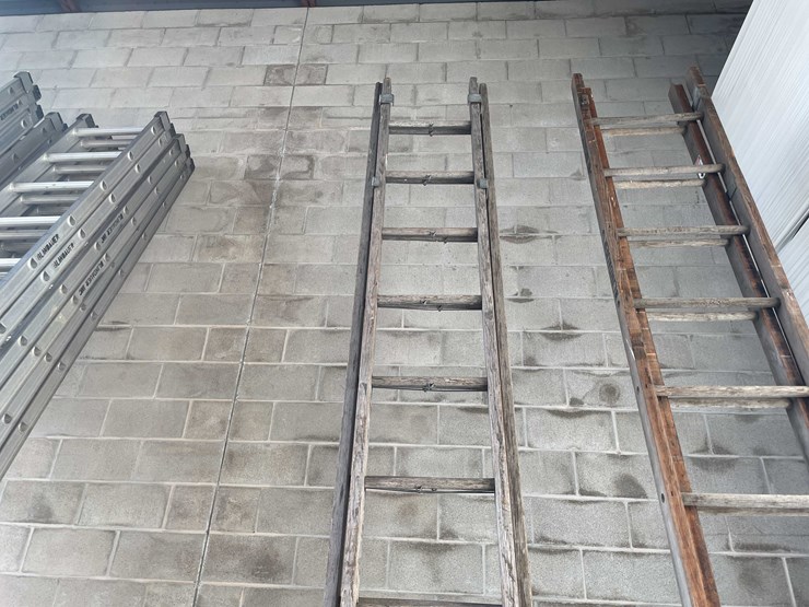 #2299-•-wooden-extension-ladder-image-2