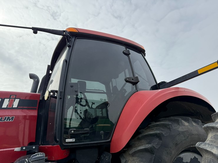 2015-case-ih-340-image-41