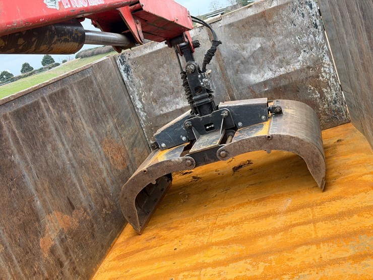 2016-freightliner-m2-106-image-30