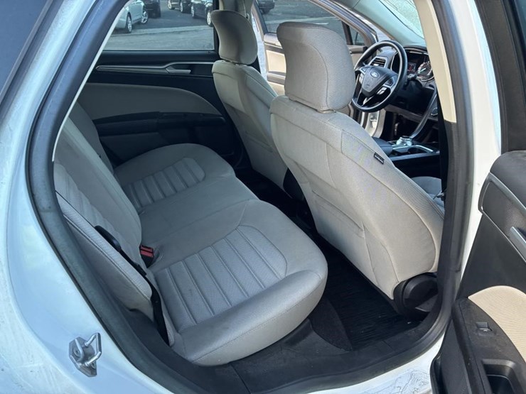 2017-ford-fusion-sedan-image-9