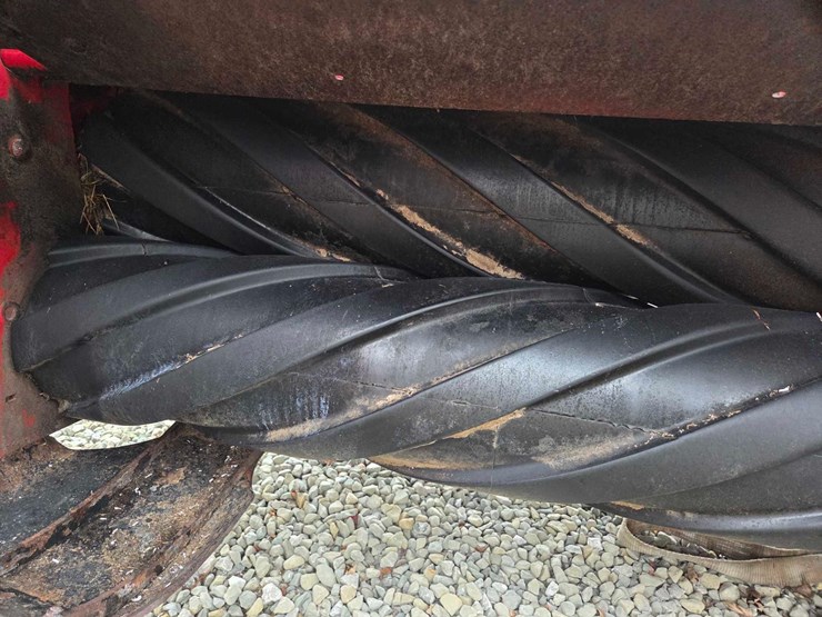 2020-new-holland-210-image-47