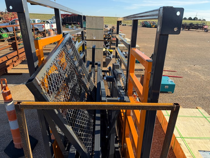 #7811-•-cattle-chute-with-scales-image-2