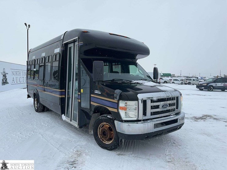 2009-ford-e-series-s/a-24-passenger-bus-image-3
