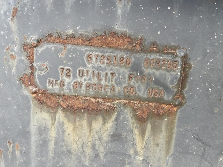 bobcat-72"-universal-attach-manure-bucket-image-4