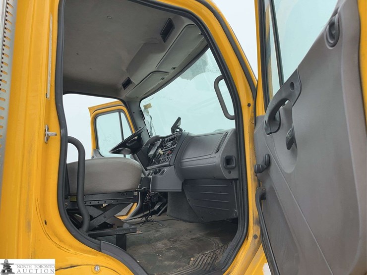 2011-freightliner-m2-106-image-26