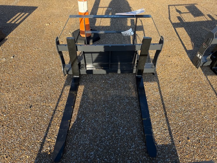 #7861-•-mini-skid-steer-pallet-forks-image-2