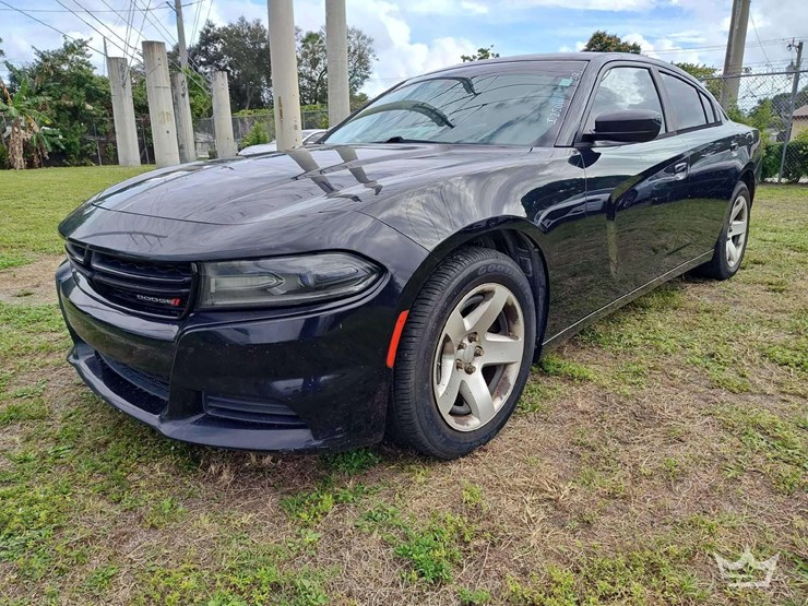 2015-dodge-charger-sedan-image-1