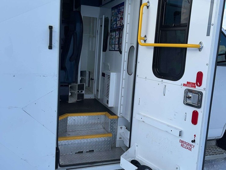 2016-chevrolet-express-s/a-ambulance-image-28