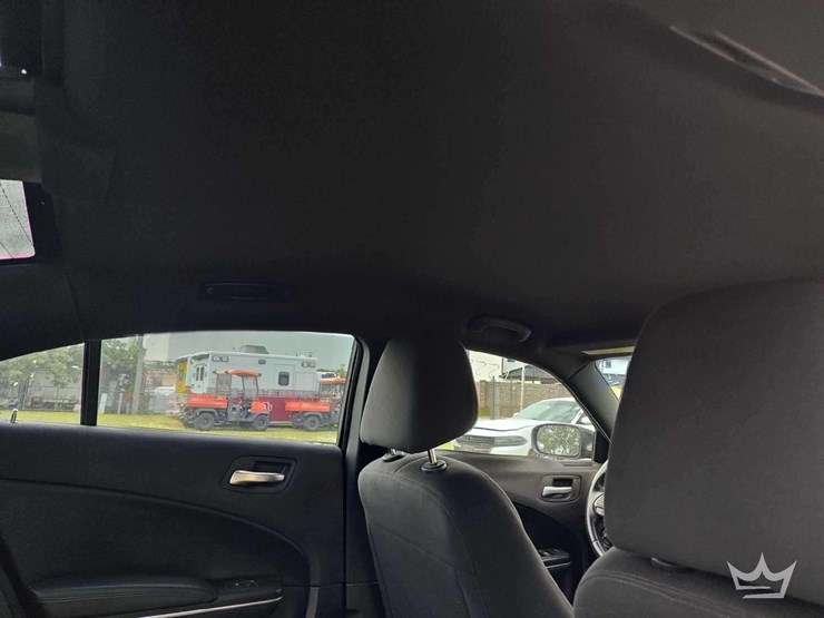 2015-dodge-charger-sedan-image-17