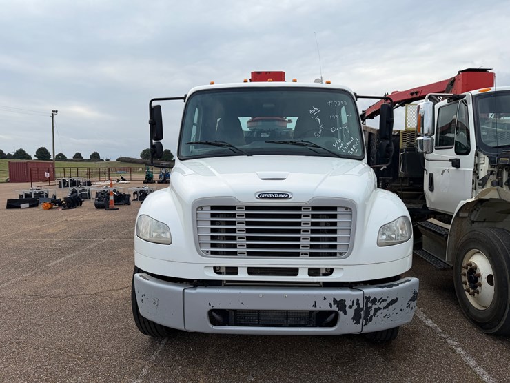 2016-freightliner-m2-106-image-2