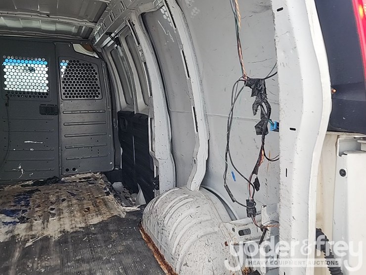 2011-gmc-savana-g2500-image-28