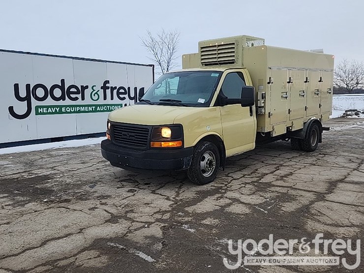 2015-gmc-savana-g4500-image-2