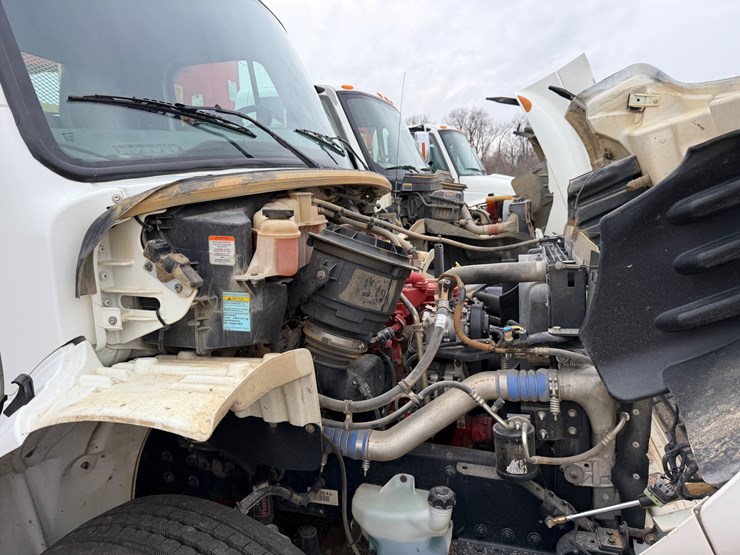 2016-freightliner-m2-106-image-26