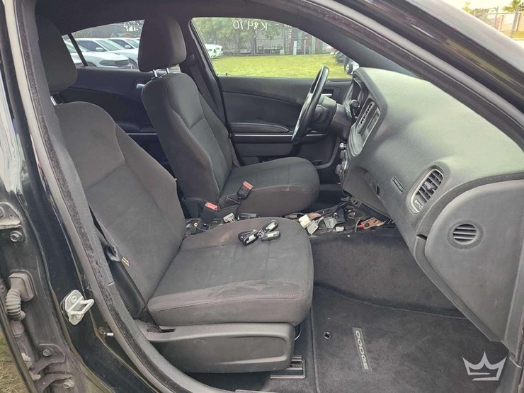 2015-dodge-charger-sedan-image-30