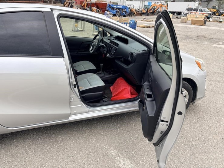 2015-toyota-prius-c-sedan-image-9