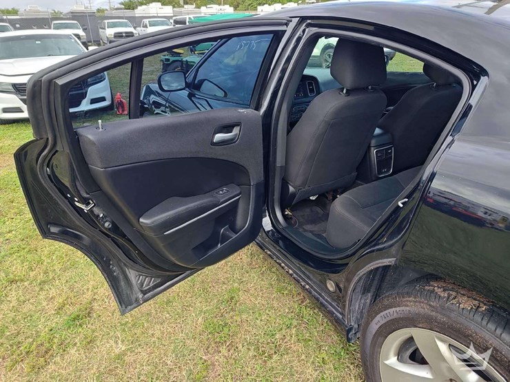 2018-dodge-charger-sedan-image-35