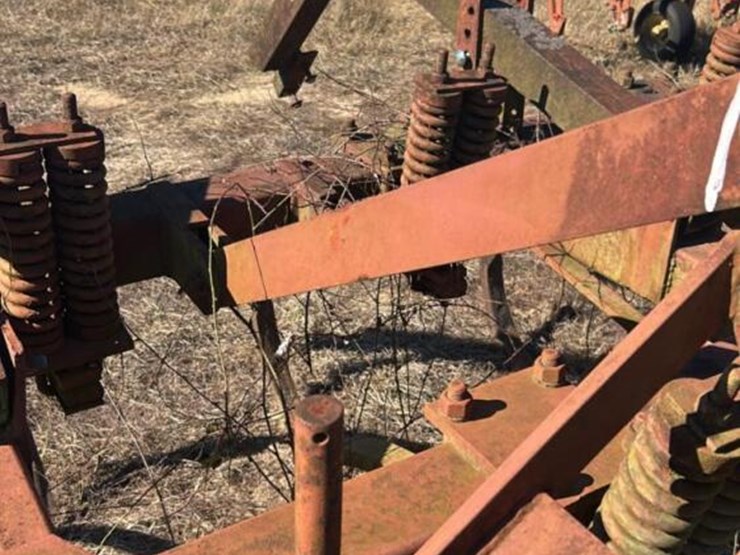 international-chisel-plow-image-7