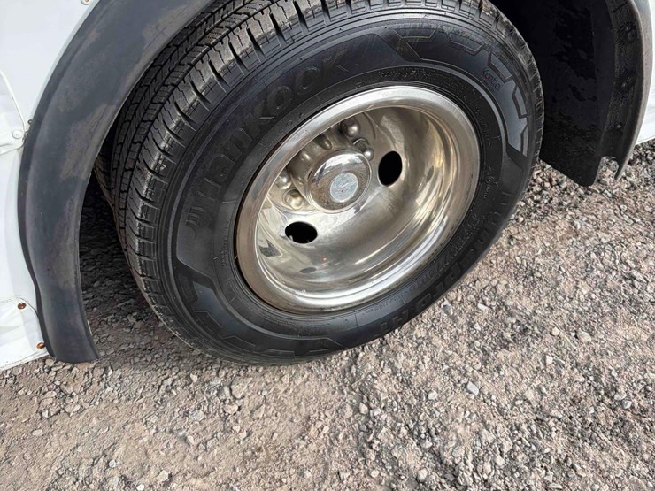 2005-chevrolet-bus-image-8