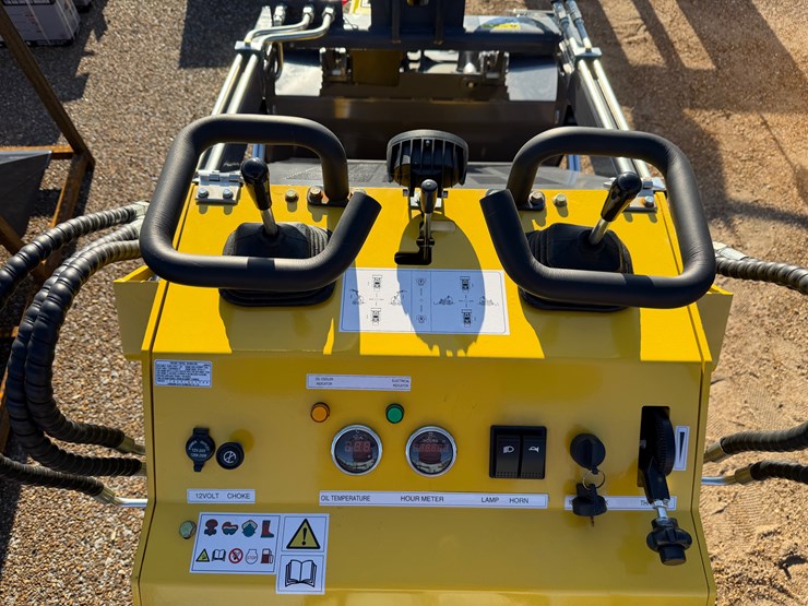 #7813-•-land-honor-lhrt460k1-mini-skid-steer-image-8