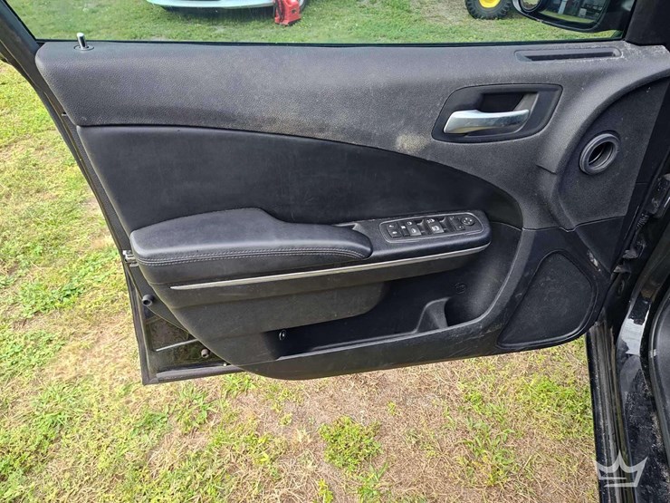 2015-dodge-charger-sedan-image-19