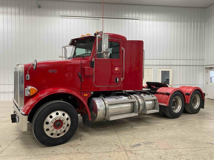 2014-peterbilt-365-image-1