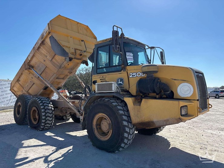 2006-deere-250d-image-2