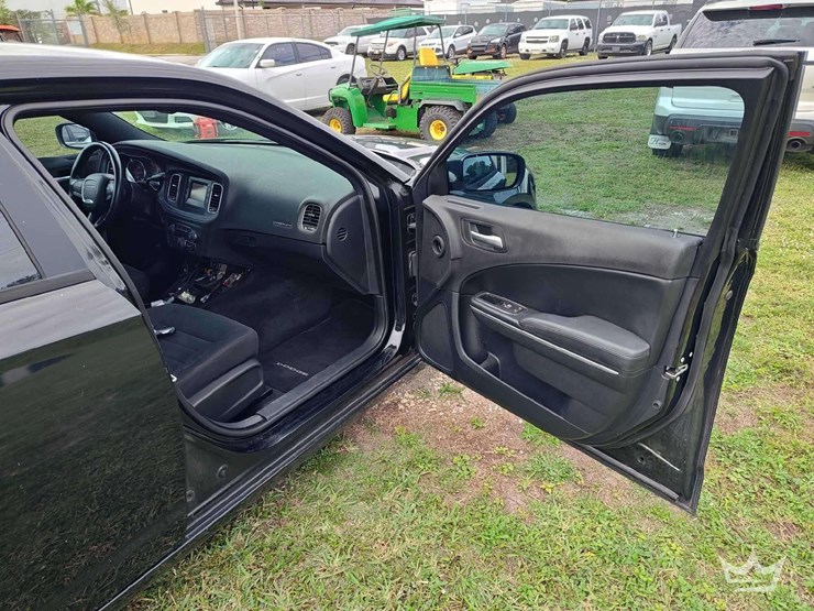 2015-dodge-charger-sedan-image-7