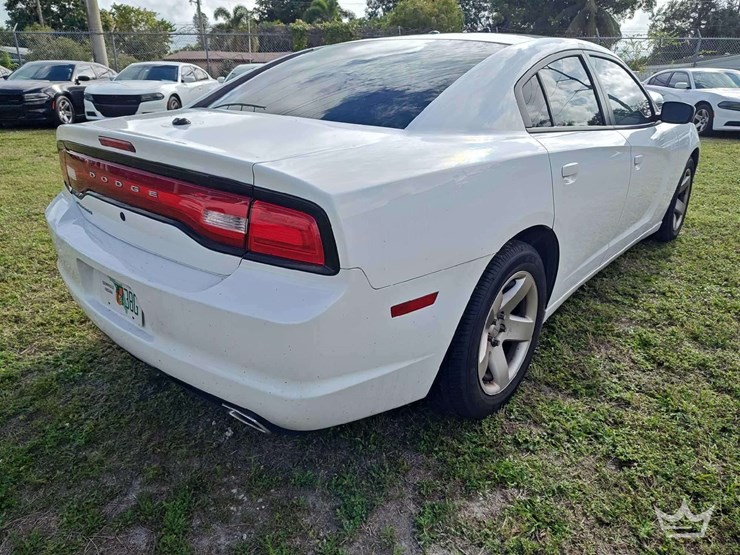 2012-dodge-charger-sedan-image-3