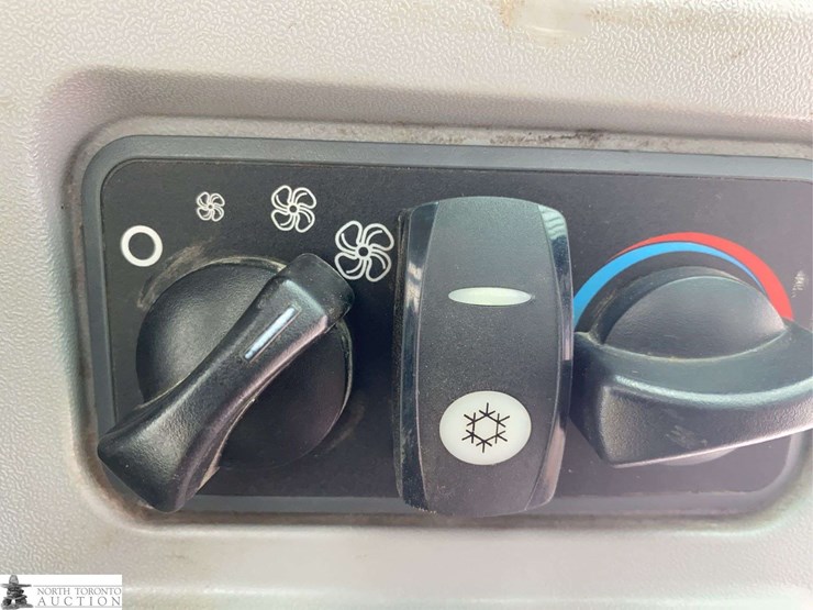 2016-caterpillar-259d-image-22